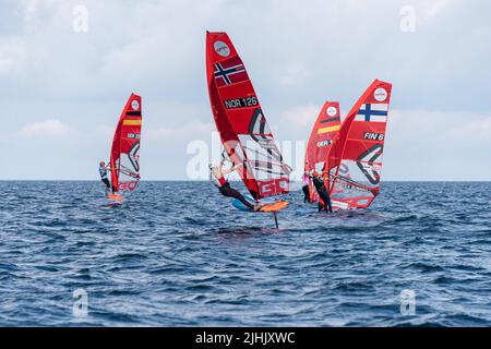 Kiel, Germania, settembre 2021 regata di vela dei surfisti di alga nella baia di Kiel al largo di Kiel-Schilksee Foto Stock