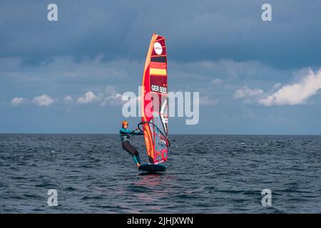 Kiel, Germania, settembre 2021 regata di vela dei surfisti di alga nella baia di Kiel al largo di Kiel-Schilksee Foto Stock