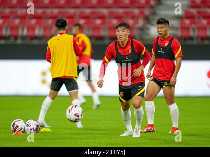 TOYOTA CITY, 19 luglio 2022 (Xinhua) -- Zhu Chenjie (2nd R) della Cina partecipa ad una sessione di addestramento prima del 2022 EAFF (Federazione di Calcio dell'Asia Orientale) e-1 campionato di calcio contro la Corea del Sud al Toyota Stadium a Toyota City nella prefettura di Aichi, Giappone, 19 luglio 2022. (Xinhua/Zhang Xiaoyu) Foto Stock