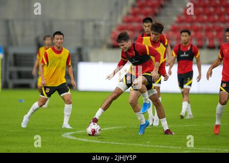 TOYOTA CITY, 19 luglio 2022 (Xinhua) -- i giocatori della Cina partecipano ad una sessione di addestramento prima del 2022 EAFF (Federazione Est Asiatica di Calcio) e-1 Campionato di calcio contro la Corea del Sud al Toyota Stadium a Toyota City nella prefettura di Aichi, Giappone, 19 luglio 2022. (Xinhua/Zhang Xiaoyu) Foto Stock