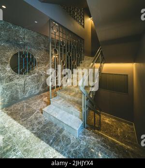 Moderno interno della hall di ingresso in un lussuoso complesso residenziale di appartamenti. Pavimento in marmo e scala. Foto Stock