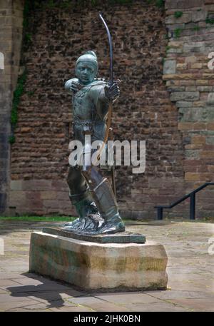 La statua di Robin Hood cast per durare 6000 anni e svelato fuori Nottingham Castello nel 1952 Foto Stock