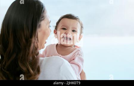 Appena dicendo Ciao. una madre che tiene la sua figlia del bambino nel paese. Foto Stock