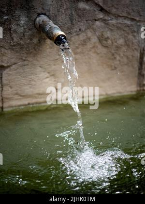 Vecchio arrugginito rubinetto di acqua in giardino. Foto Stock