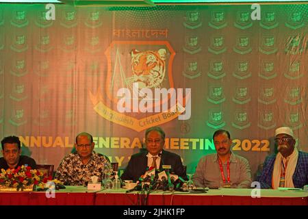 Il presidente del Cricket del Bangladesh, Nazmul Hasan (C), parla con il giornalista dopo l'Assemblea generale annuale (AGM) 2022 del Cricket Board del Bangladesh (BCB) Foto Stock