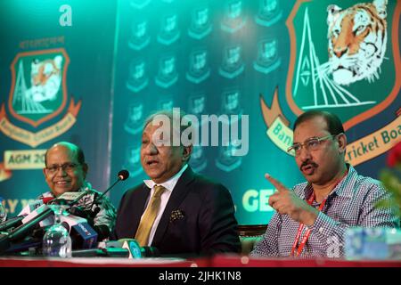 Il presidente del Cricket del Bangladesh, Nazmul Hasan (C), parla con il giornalista dopo l'Assemblea generale annuale (AGM) 2022 del Cricket Board del Bangladesh (BCB) Foto Stock