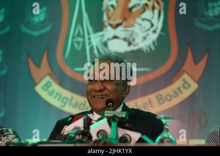 Il presidente del Cricket del Bangladesh Nazmul Hasan parla con il giornalista dopo la riunione generale annuale (AGM) 2022 del Bangladesh Cricket Board (BCB) Tak Foto Stock