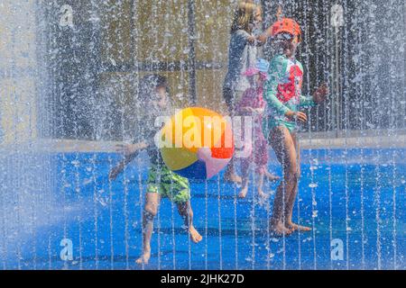 Londra, Regno Unito. 19th luglio 2022. Il giorno più caldo dell’anno vede le persone raffreddarsi nelle fontane delle sale apparenti di Jeppe Hein presso il Southbank Centre di Londra. Credit: Guy Bell/Alamy Live News Foto Stock