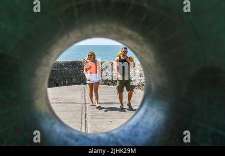 Brighton UK 19th luglio 2022 - i bagnanti godono il giorno più caldo dell'anno sulla spiaggia di Brighton come le temperature di oltre 40 gradi sono previste per le parti della Gran Bretagna oggi. Un avvertimento rosso severo di tempo è ancora sul posto ma le condizioni sono impostate per raffreddarsi nei prossimi giorni: Credit Simon Dack / Alamy Live News Foto Stock