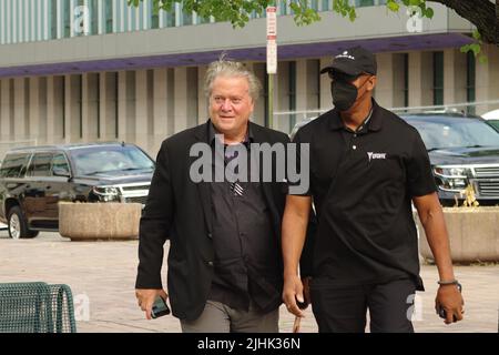 Washington, DC, 19 luglio 2022, l'ex stratega Trump Steve Bannon arriva per il secondo giorno del suo processo disprezzo al Tribunale federale E. Barrett Prettyman. Credit: Philip Yabut/Alamy Live News Foto Stock