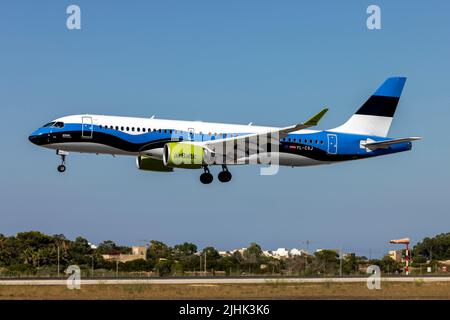 Air Baltic Airbus A220-300 (REG: YL-CSJ) nella livrea speciale della bandiera estone, in breve finale per la pista 31. Foto Stock