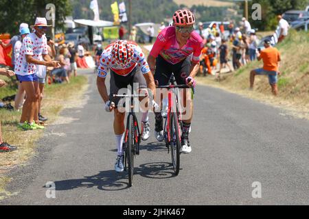 Il tedesco Simon Geschke di Cofidis e lo svizzero Stefan Bissegger di EF Education-EasyPost hanno illustrato in azione durante la sedici tappa della gara ciclistica Tour de France, da Carcassonne a Foix (179km), Francia, martedì 19 luglio 2022. Il Tour de France di quest'anno si svolge dal 01 al 24 luglio 2022. BELGA FOTO DAVID PINTENS - UK OUT Foto Stock