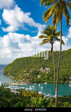 Vista in elevazione di Marigot Bay, Santa Lucia, West Indies Foto Stock