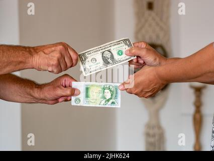 Sterlina per swap in dollari. Vecchia banconota britannica in cambio di un vecchio dollaro. Foto Stock