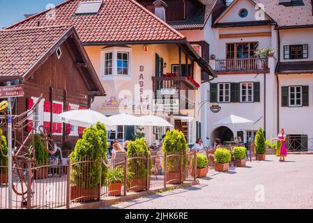 Tradizionale architettura di montagna. Soprabolzano, piccolo e pittoresco villaggio. Soprabolzano, Oberbozen in tedesco, è una piccola città della provincia di Foto Stock