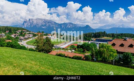 Case di montagna tra i prati e le strutture sportive. Collalbo, Klobenstein in tedesco, è una frazione, e sede del municipio, del sparso Foto Stock