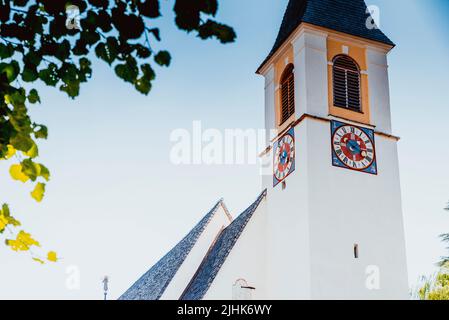 Campanile della chiesa di Sant'Antonio - Chiesa di Sant'Antonio. Collalbo, Klobenstein in tedesco, è una frazione, e sede del municipio, della presa Foto Stock