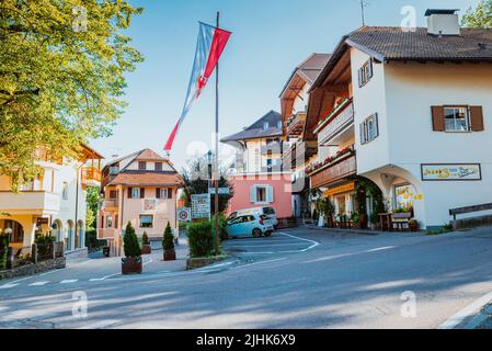 Vista di una strada a Collalbo, Klobenstein in tedesco, è una frazione, e sede del municipio, del comune italiano sparso di Renon, nel Foto Stock