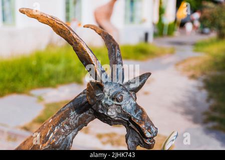 Statua di capra accanto alla stazione ferroviaria. Collalbo, Renon, Bolzano, Alto Adige, Trentino-Alto Adige - Südtirol, Italia, Europa Foto Stock