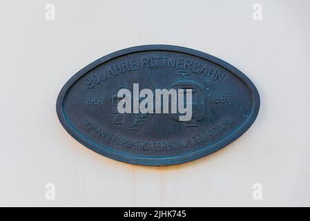 Targa di bronzo alla stazione di Collalbo che celebra i 90 anni della Ferrovia Ritten. Oggi celebra il suo 115th° anniversario. Stazione ferroviaria di Ritten railw Foto Stock