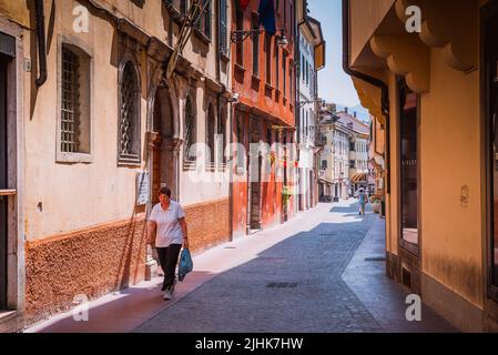 Strada del centro storico. Belluno, Veneto, Italia, Europa. Foto Stock