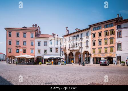 Portici in Piazza Vittorio Emanuele. Belluno, Veneto, Italia, Europa. Foto Stock