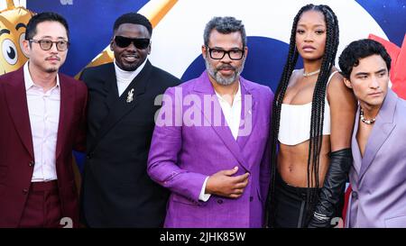 Hollywood, Stati Uniti. 18th luglio 2022. HOLLYWOOD, LOS ANGELES, CALIFORNIA, USA - 18 LUGLIO: Steven Yeun, Daniel Kaluuya, Jordan Peele, Keke Palmer e Brandon Perea arrivano al 'Nope', prima mondiale delle Universal Pictures, tenuto presso il TCL Chinese Theatre IMAX il 18 luglio 2022 a Hollywood, Los Angeles, California, Stati Uniti. (Foto di Xavier Collin/Image Press Agency) Credit: Image Press Agency/Alamy Live News Foto Stock