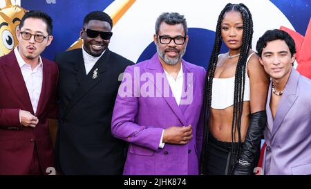 Hollywood, Stati Uniti. 18th luglio 2022. HOLLYWOOD, LOS ANGELES, CALIFORNIA, USA - 18 LUGLIO: Steven Yeun, Daniel Kaluuya, Jordan Peele, Keke Palmer e Brandon Perea arrivano al 'Nope', prima mondiale delle Universal Pictures, tenuto presso il TCL Chinese Theatre IMAX il 18 luglio 2022 a Hollywood, Los Angeles, California, Stati Uniti. (Foto di Xavier Collin/Image Press Agency) Credit: Image Press Agency/Alamy Live News Foto Stock