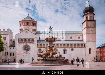 Fontana del Nettuno - Fontana del Nettuno, dietro la cattedrale. Piazza Duomo, Trento, Trentino-Alto Adige/Südtirol, Italia, Europa Foto Stock