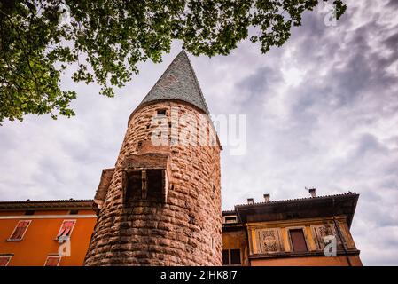 Torre Verde - Torre Verde, eretta nel 1450, fu costruita sulle rive del vecchio letto del fiume. Il letto dell'Adige fu deviato durante il 19th centur Foto Stock