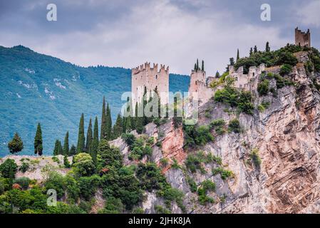 Il Castello di Arco è un castello in rovina situato su un prominente sperone alto sopra Arco e la Val Sarca in Trentino. Arco, Trentino-Alto Adige, Italia, Europa Foto Stock