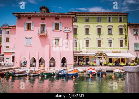 Piccolo porto nella città di Torbole. Nago-Torbole è un comune di 1.675 abitanti del Trentino-Alto Adige/Südtirol. Foto Stock