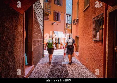 Strada pittoresca e colorata di Malcesine. Malcesine è un comune della provincia di Verona, situato sulla sponda orientale del Lago di Garda Foto Stock