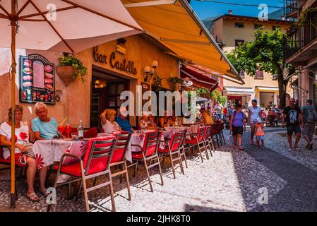 Ristorante e terrazza nelle strade colorate di Malcesine. Malcesine è un comune della provincia di Garda Foto Stock