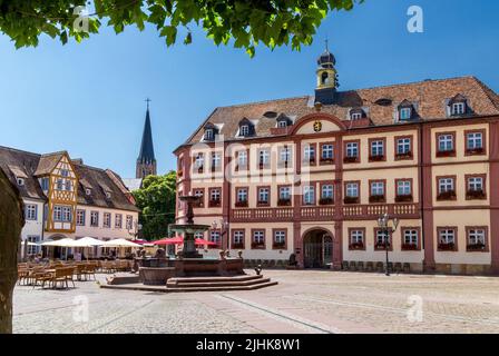 Il municipio e la piazza del mercato di Neustadt an der Weinstraße nello stato della Renania-Palatinato in Germania Foto Stock