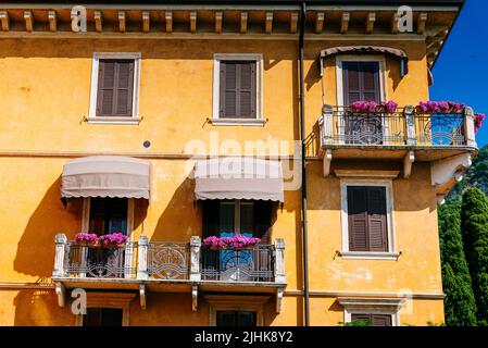 Architettura tradizionale in un edificio del Garda. Garda è un comune sulle rive del Lago di Garda. Garda, Provincia di Verona, Veneto, Italia, Europa Foto Stock