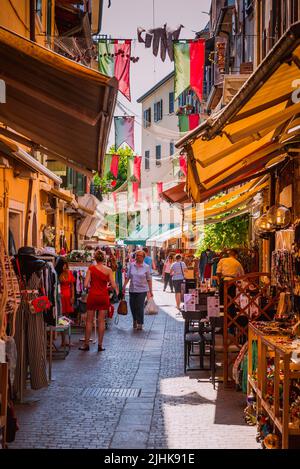 Il vecchio quartiere di pescatori decorato per un festival locale. Garda è un comune sulle rive del Lago di Garda. Garda, Provincia di Verona, Veneto, Ita Foto Stock