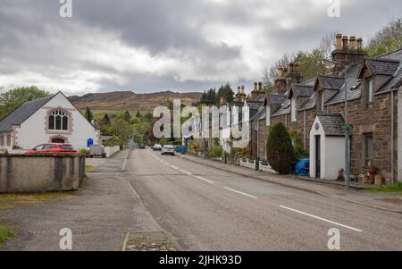 il piccolo villaggio di lochcarron sulle rive del lago carron in scozia wester ross Foto Stock