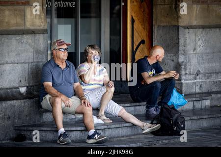 2022-07-19 15:13:03 AMSTERDAM - gli anziani stanno cercando di raffreddarsi. A causa delle alte temperature, il KNMI ha emesso il codice arancione. ANP RAMON VAN FLYMEN olanda OUT - belgio OUT Foto Stock