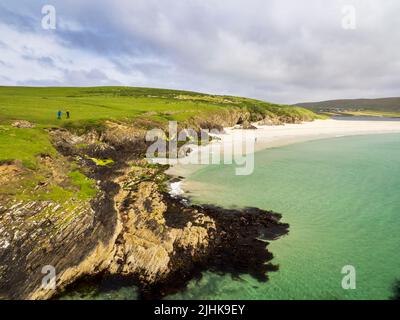 Guardando verso Bigton da St Ninian's Isle, Shetland, Scozia, Regno Unito con il miglior esempio nel Regno Unito di un tombolo, la spiaggia, che collega un'isola e. Foto Stock