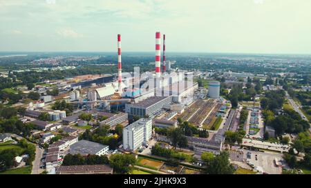 7.06.2022, Varsavia, Polonia - Centrale di calore ed energia Siekierki. Ampio colpo di drone panoramico di una centrale elettrica a Varsavia vicino alle aree forestali. Foto di alta qualità Foto Stock