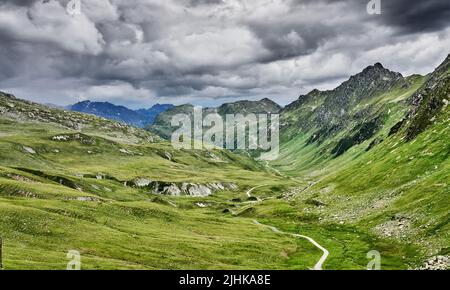Paesaggio montano con cielo nuvoloso nella catena montuosa silvretta vicino a Galtür, Tirolo, Austria Foto Stock
