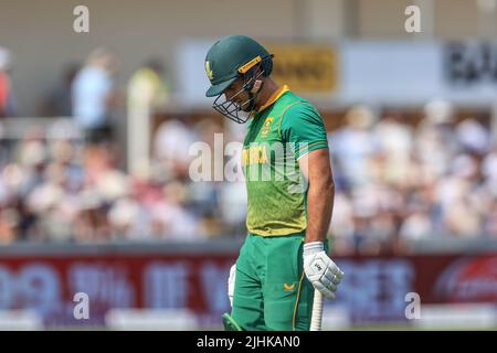 Chester le Street, Regno Unito. 19th luglio 2022. Janneman Malan del Sudafrica lascia il campo dopo che Liam Livingstone dell'Inghilterra lo prende fuori accreditamento: Notizie immagini LTD/Alamy Live News Foto Stock