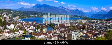 La città più bella e romantica e la destinazione turistica della Svizzera - Luzerne. Paesaggio urbano panoramico Foto Stock