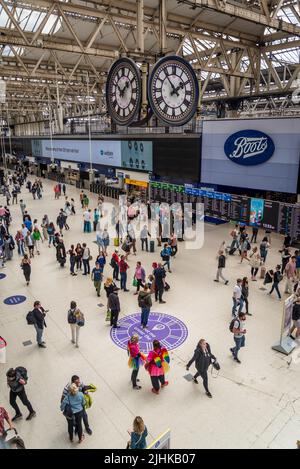 Persone che camminano nell'atrio di Waterloo Station, Londra, Inghilterra, Regno Unito Foto Stock