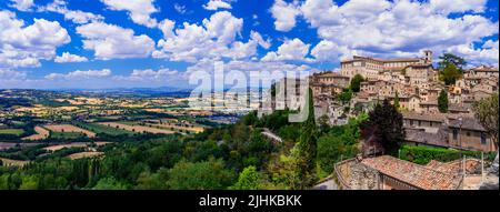 Viaggi tradizionali in Italia - pittoresca città medievale di Todi in Umbria. Vista panoramica Foto Stock