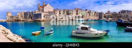 Italia tradizionale. Regione della Puglia atmosferica con villaggi bianchi e variopinte barche da pesca. Comune di Giovinazzo, provincia di Bari Foto Stock