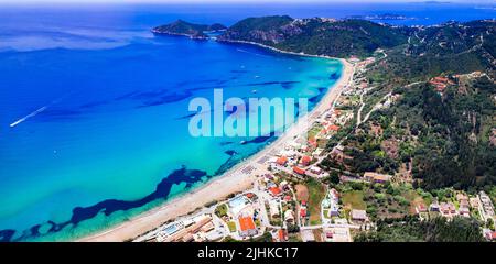 Le migliori spiagge panoramiche dell'isola di Corfù - lunga spiaggia Agios Georgios Pagon nella parte settentrionale. Vista aerea. Grecia , Isole ionie Foto Stock