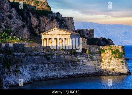 Corfù, città vecchia e castello veneziano con il Tempio della Chiesa di San Giorgio al tramonto. Punti di riferimento della Grecia Foto Stock