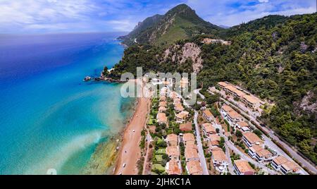 Grecia vacanze estive. Le migliori spiagge panoramiche dell'isola di Corfù - veduta panoramica aerea della spiaggia di Glyfada e del villaggio nella parte occidentale Foto Stock